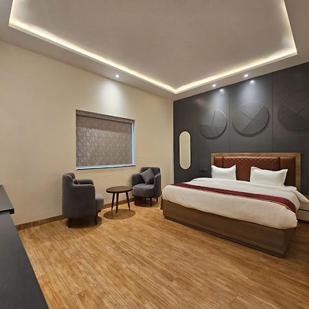 Hotel Elara Деградун Екстер'єр фото