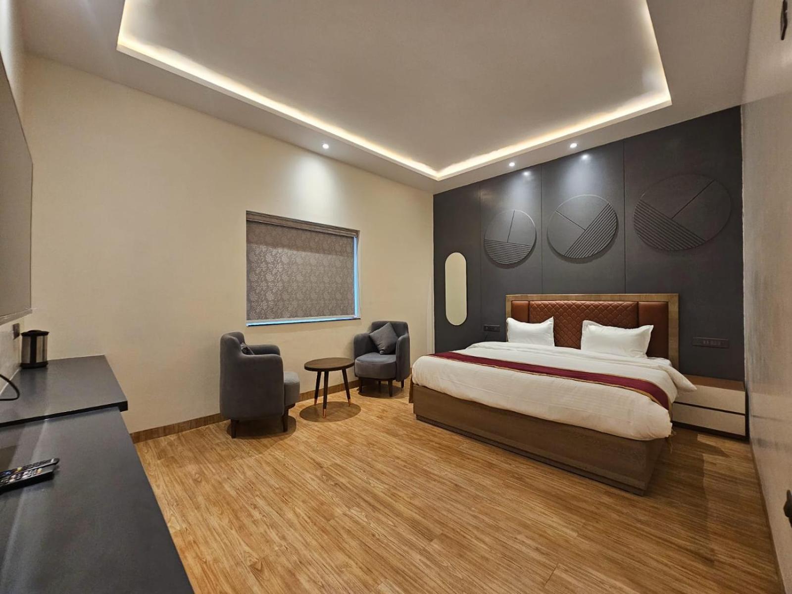 Hotel Elara Деградун Екстер'єр фото
