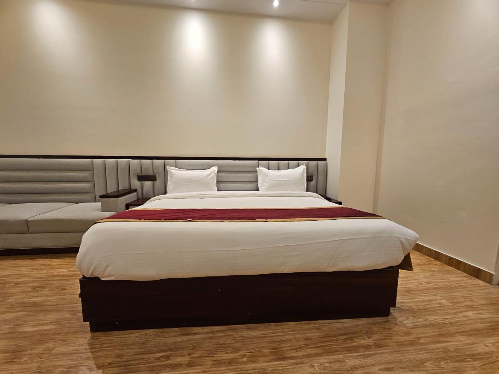 Hotel Elara Деградун Екстер'єр фото